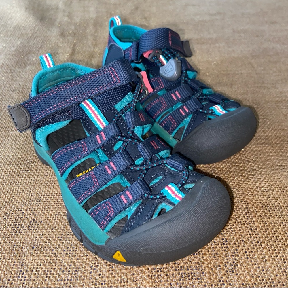 Keen youth sandals size 9 in blue/pink